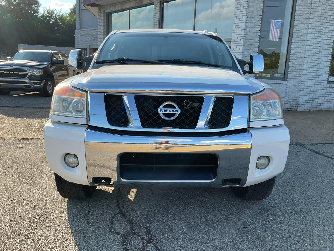 Nissan Titan S Crew Cab 4WD 2011