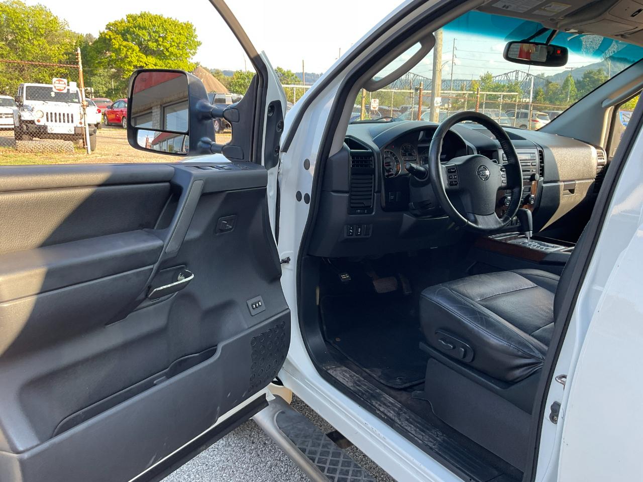 Nissan Titan S Crew Cab 4WD 2011