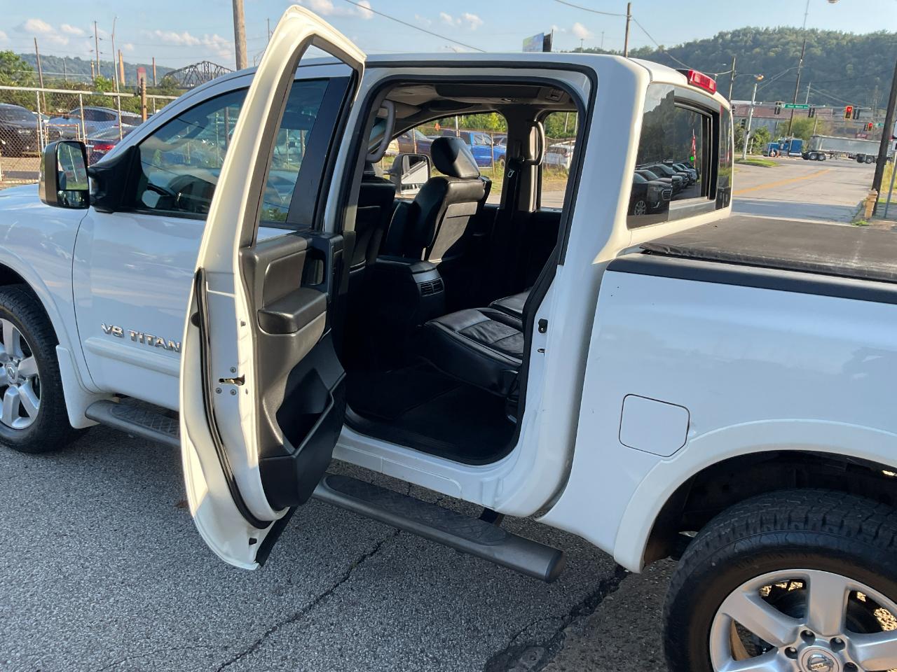 Nissan Titan S Crew Cab 4WD 2011