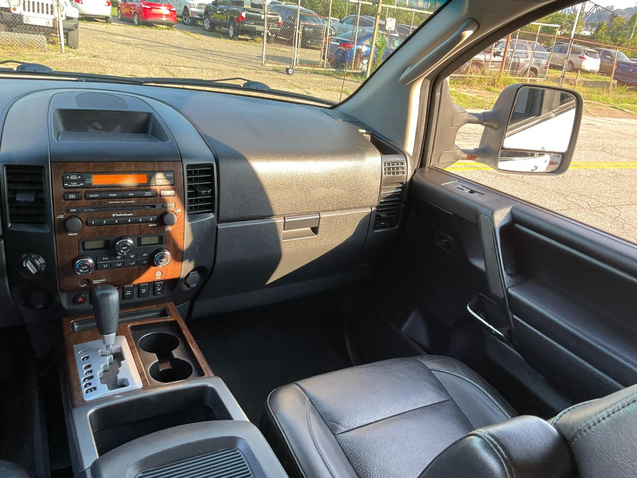 Nissan Titan S Crew Cab 4WD 2011