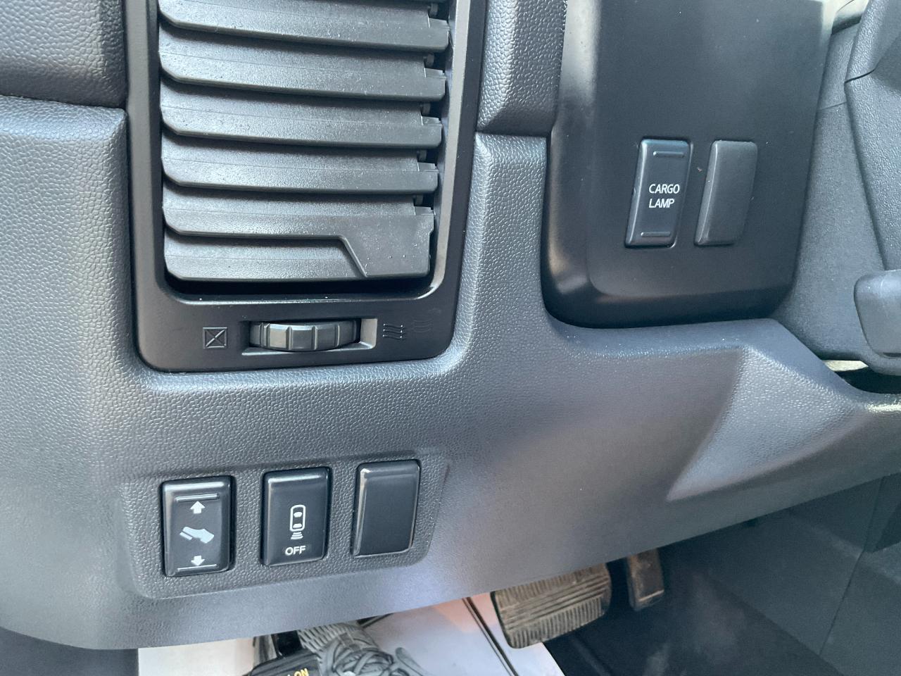 Nissan Titan S Crew Cab 4WD 2011