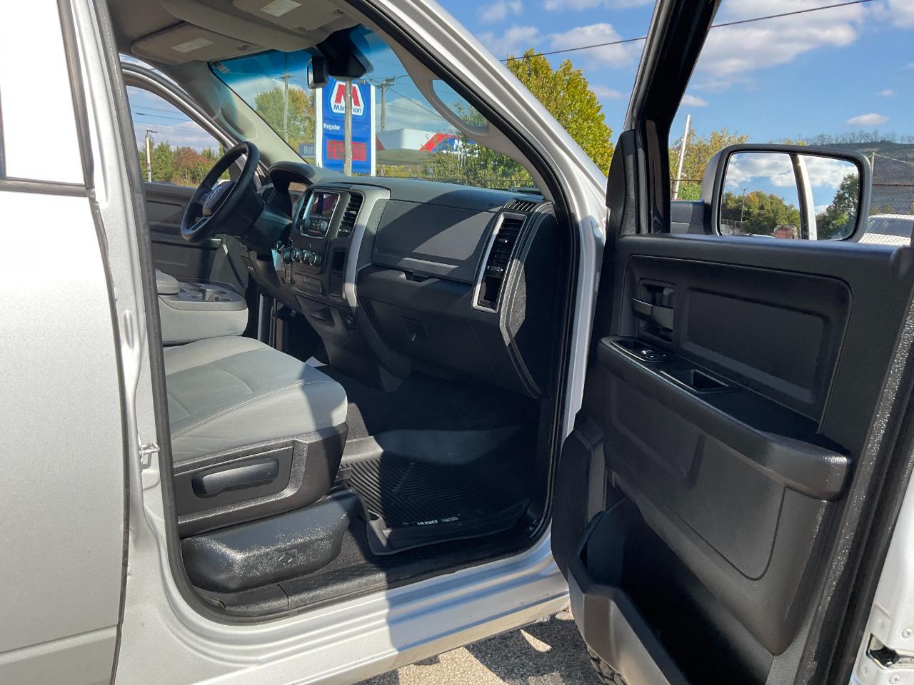 RAM 1500 Tradesman Quad Cab 4WD 2015