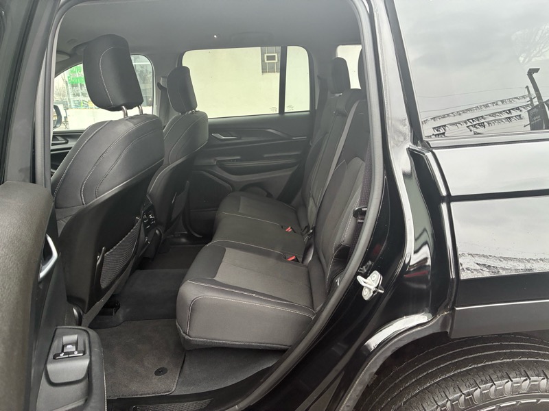 Jeep Grand Cherokee Laredo 4WD 2023