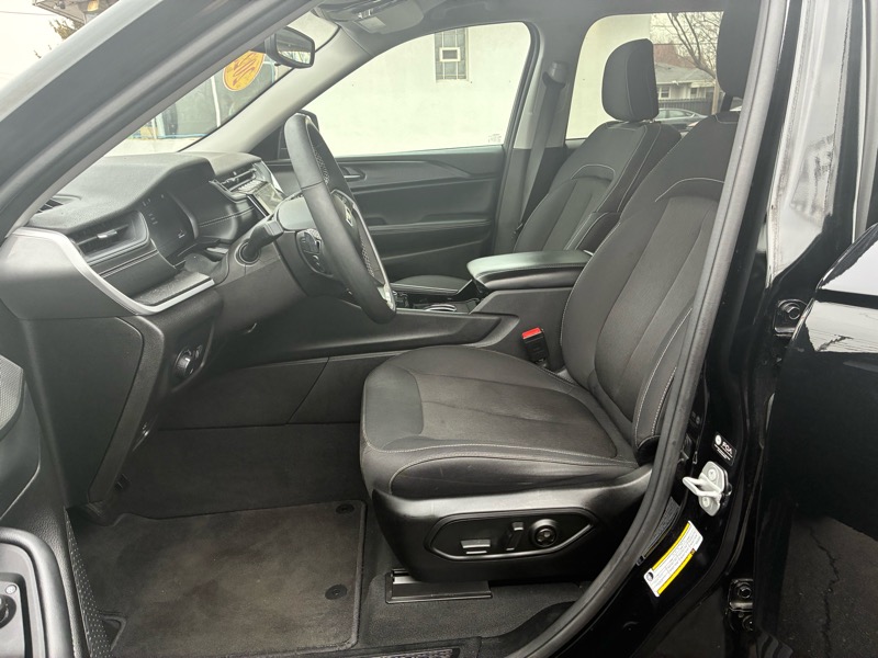 Jeep Grand Cherokee Laredo 4WD 2023