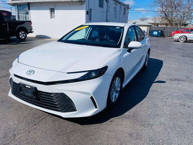 Toyota Camry Hybrid XLE 2025