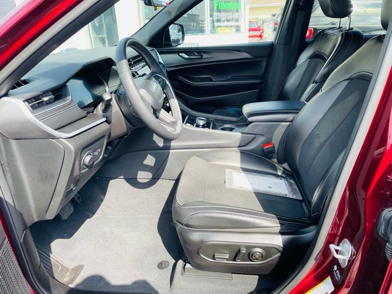 Jeep Grand Cherokee Laredo 4WD 2025