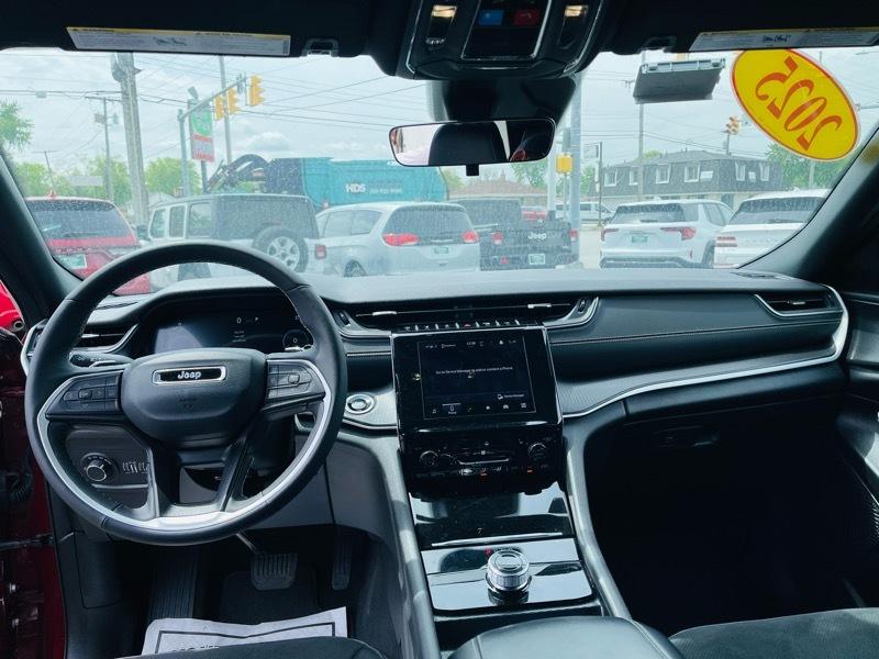 Jeep Grand Cherokee Laredo 4WD 2025