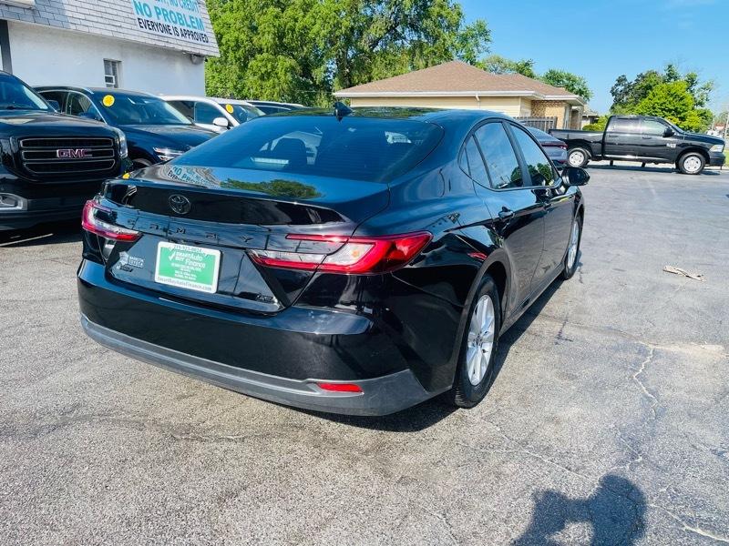 Toyota Camry Hybrid XLE 2025