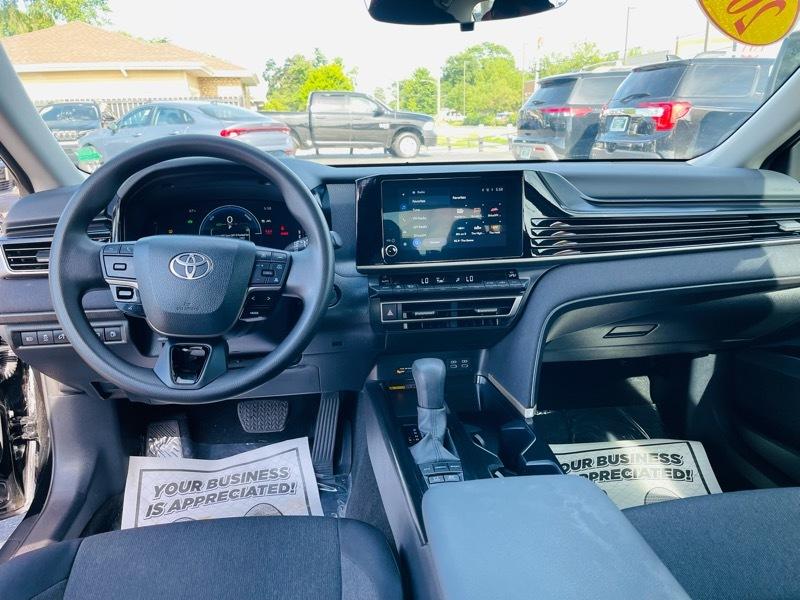 Toyota Camry Hybrid XLE 2025