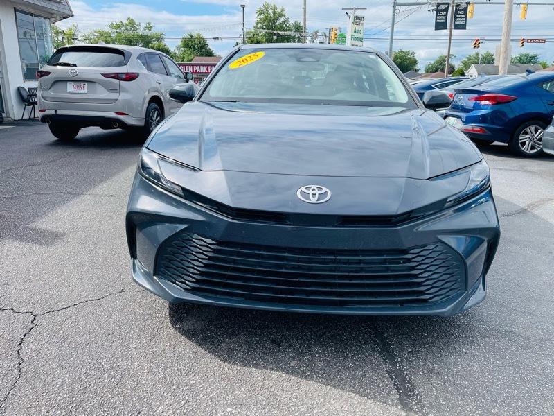 Toyota Camry Hybrid XLE 2025