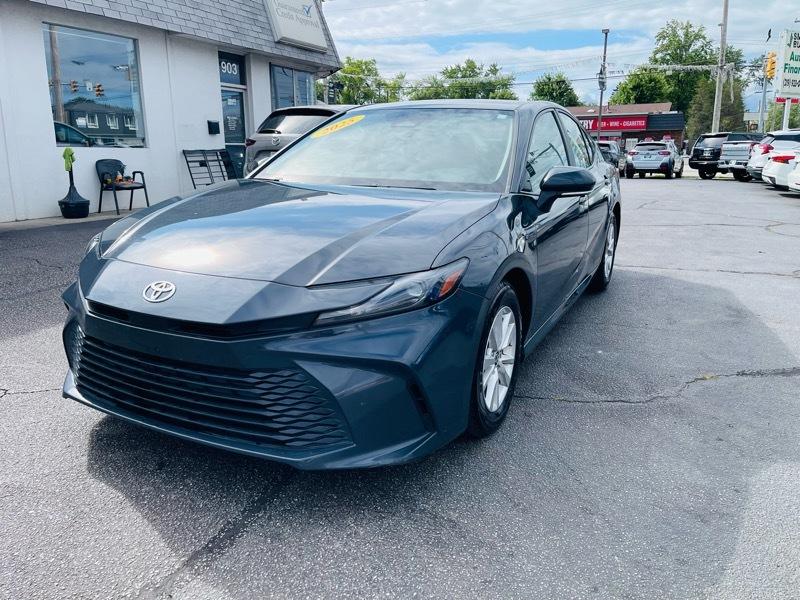 Toyota Camry Hybrid XLE 2025