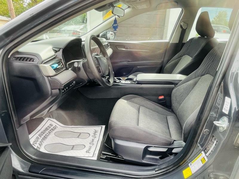Toyota Camry Hybrid XLE 2025