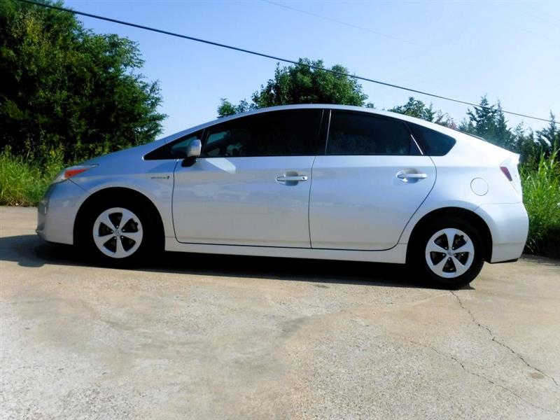 2012 Toyota Prius Three photo 11