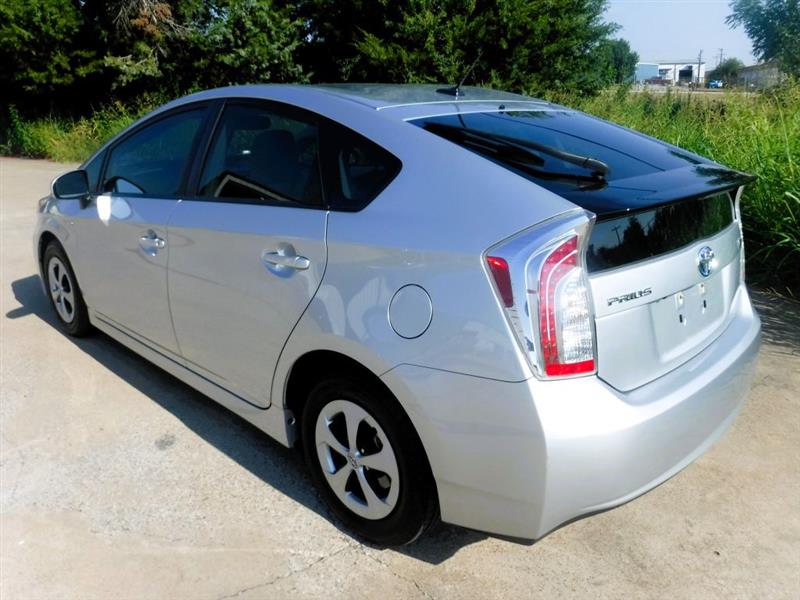 2012 Toyota Prius Three photo 12