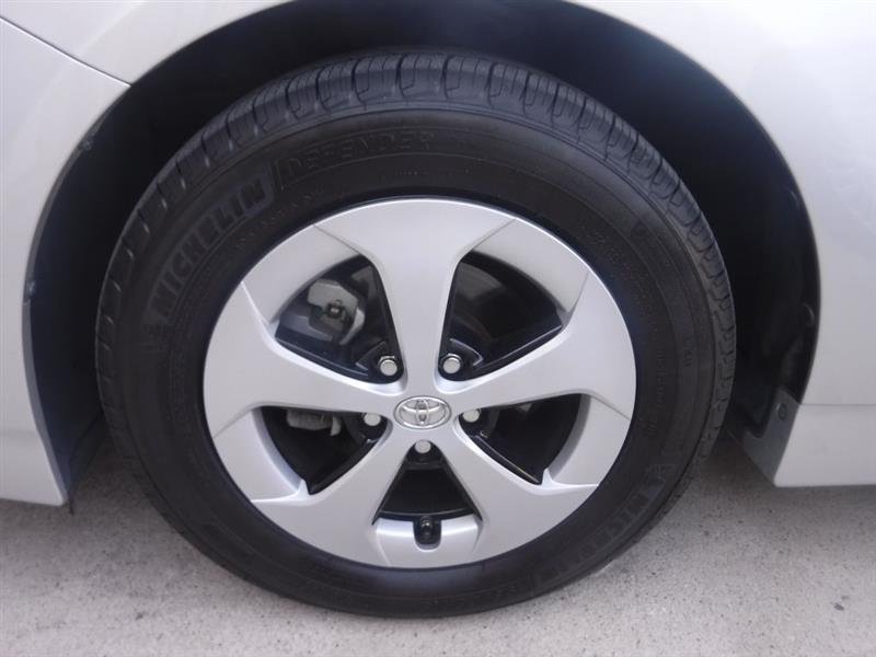 2012 Toyota Prius Three photo 18