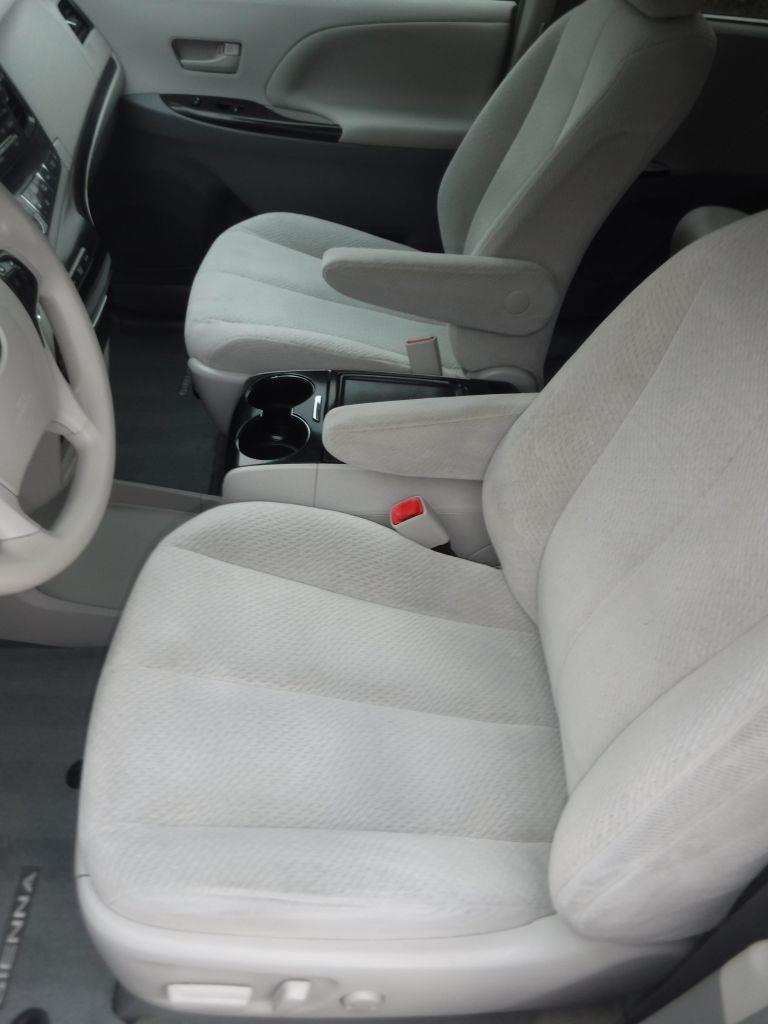 Toyota Sienna LE FWD 8-Passenger V6 2014 Toyota Sienna LE FWD 8-Passenger V6 2014