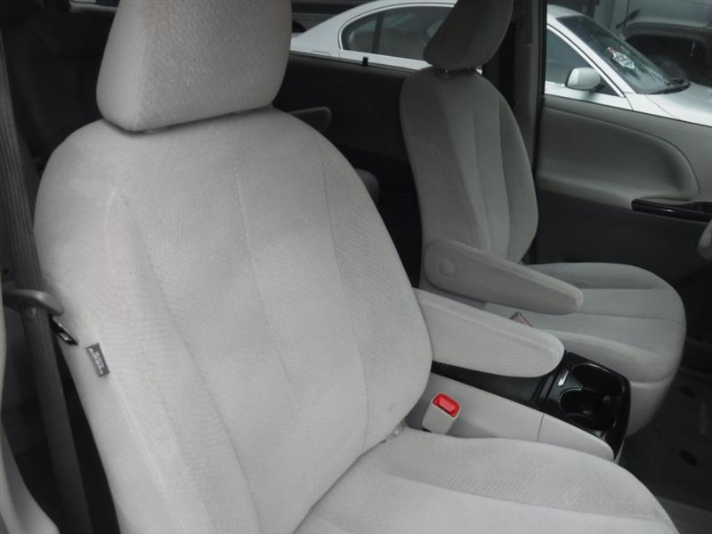 Toyota Sienna LE FWD 8-Passenger V6 2014 Toyota Sienna LE FWD 8-Passenger V6 2014