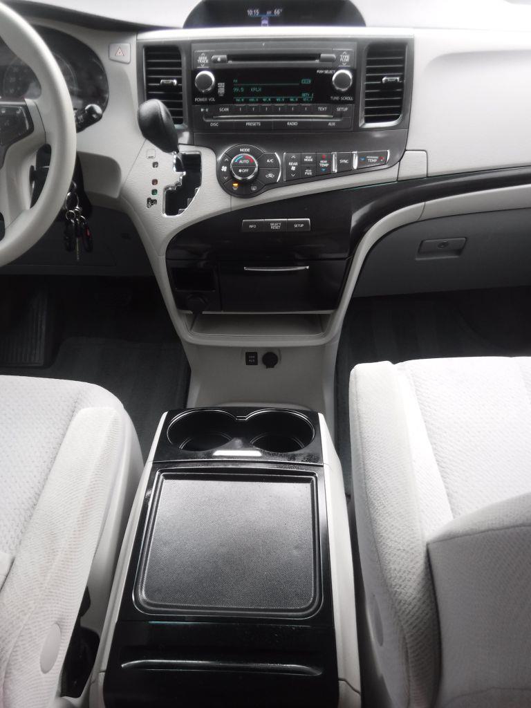 Toyota Sienna LE FWD 8-Passenger V6 2014 Toyota Sienna LE FWD 8-Passenger V6 2014