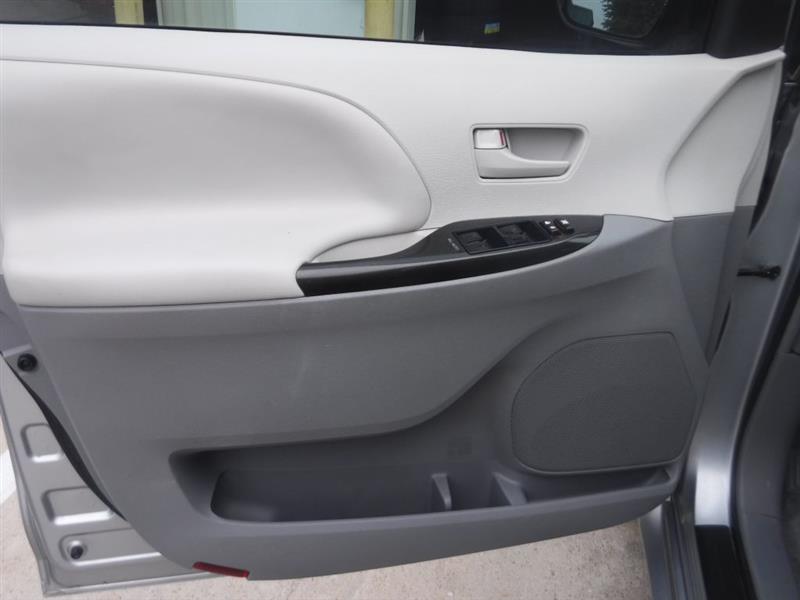 Toyota Sienna LE FWD 8-Passenger V6 2014 Toyota Sienna LE FWD 8-Passenger V6 2014
