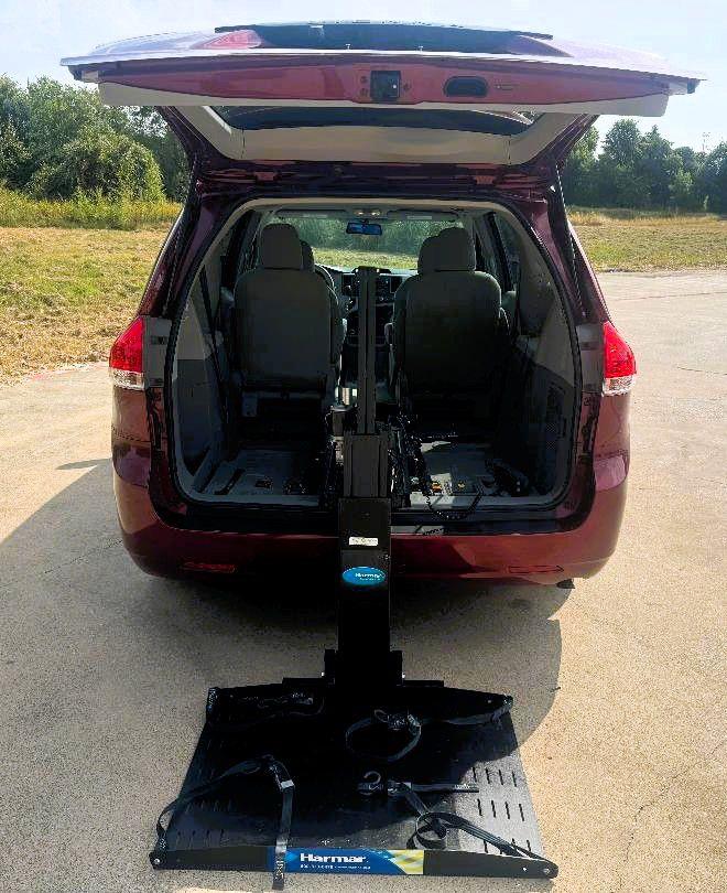 Toyota Sienna 5dr 7-Pass Van LE FWD Mobility (Natl) 2012 Toyota Sienna 5dr 7-Pass Van LE FWD Mobility (Natl) 2012