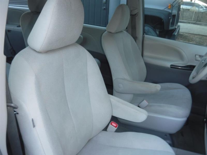 Toyota Sienna 5dr 7-Pass Van LE FWD Mobility (Natl) 2012 Toyota Sienna 5dr 7-Pass Van LE FWD Mobility (Natl) 2012