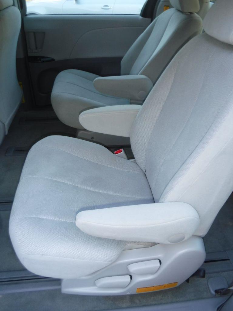 Toyota Sienna 5dr 7-Pass Van LE FWD Mobility (Natl) 2012 Toyota Sienna 5dr 7-Pass Van LE FWD Mobility (Natl) 2012