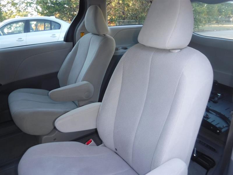 Toyota Sienna 5dr 7-Pass Van LE FWD Mobility (Natl) 2012 Toyota Sienna 5dr 7-Pass Van LE FWD Mobility (Natl) 2012