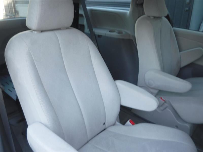 Toyota Sienna 5dr 7-Pass Van LE FWD Mobility (Natl) 2012 Toyota Sienna 5dr 7-Pass Van LE FWD Mobility (Natl) 2012