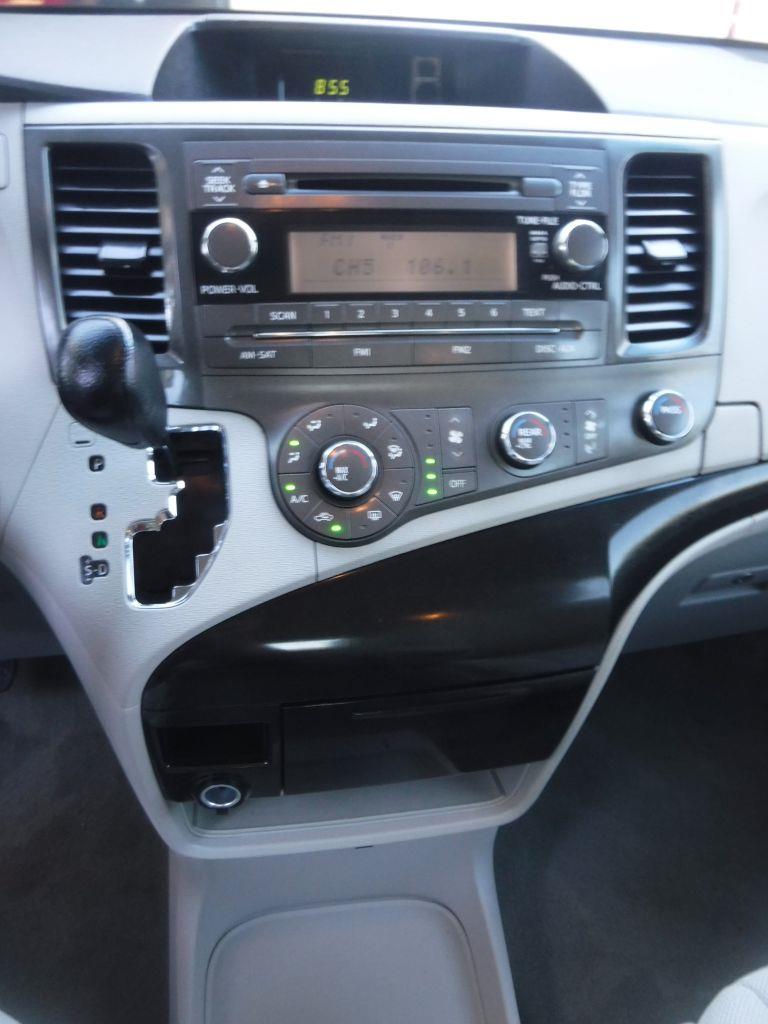Toyota Sienna 5dr 7-Pass Van LE FWD Mobility (Natl) 2012 Toyota Sienna 5dr 7-Pass Van LE FWD Mobility (Natl) 2012