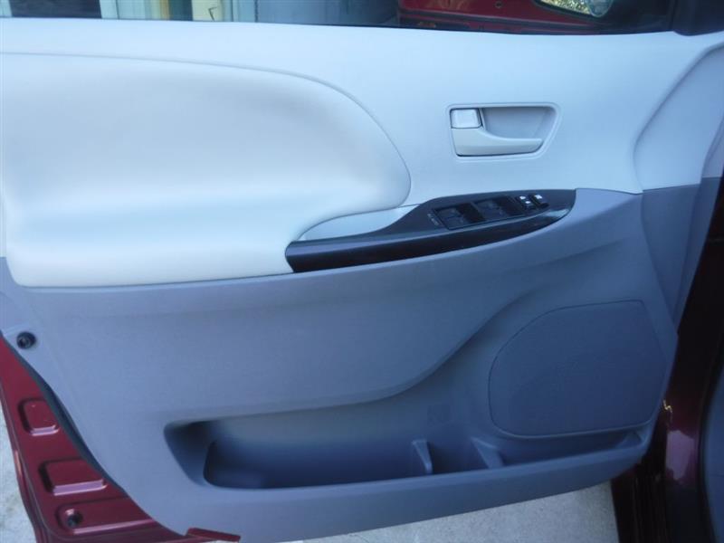 Toyota Sienna 5dr 7-Pass Van LE FWD Mobility (Natl) 2012 Toyota Sienna 5dr 7-Pass Van LE FWD Mobility (Natl) 2012