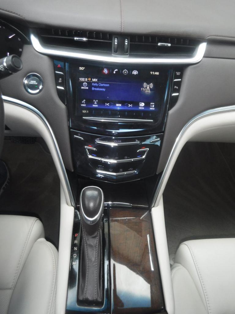 Cadillac XTS Base 2013