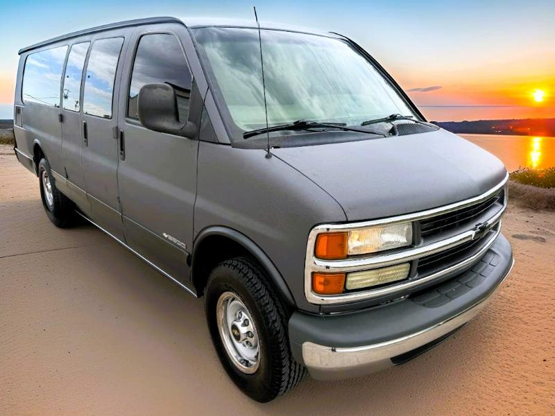 2001 Chevrolet Express Base's photo