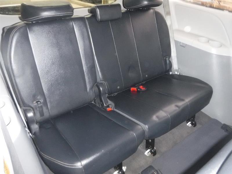 Toyota Sienna SE FWD 8-Passenger FWD V6 2013