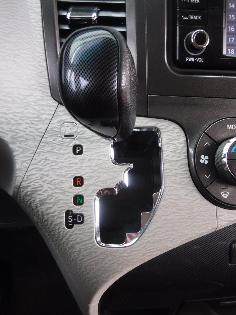 Toyota Sienna SE FWD 8-Passenger FWD V6 2013