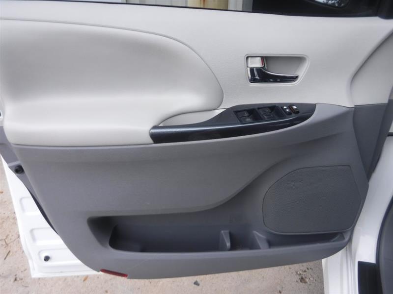 Toyota Sienna SE FWD 8-Passenger FWD V6 2013