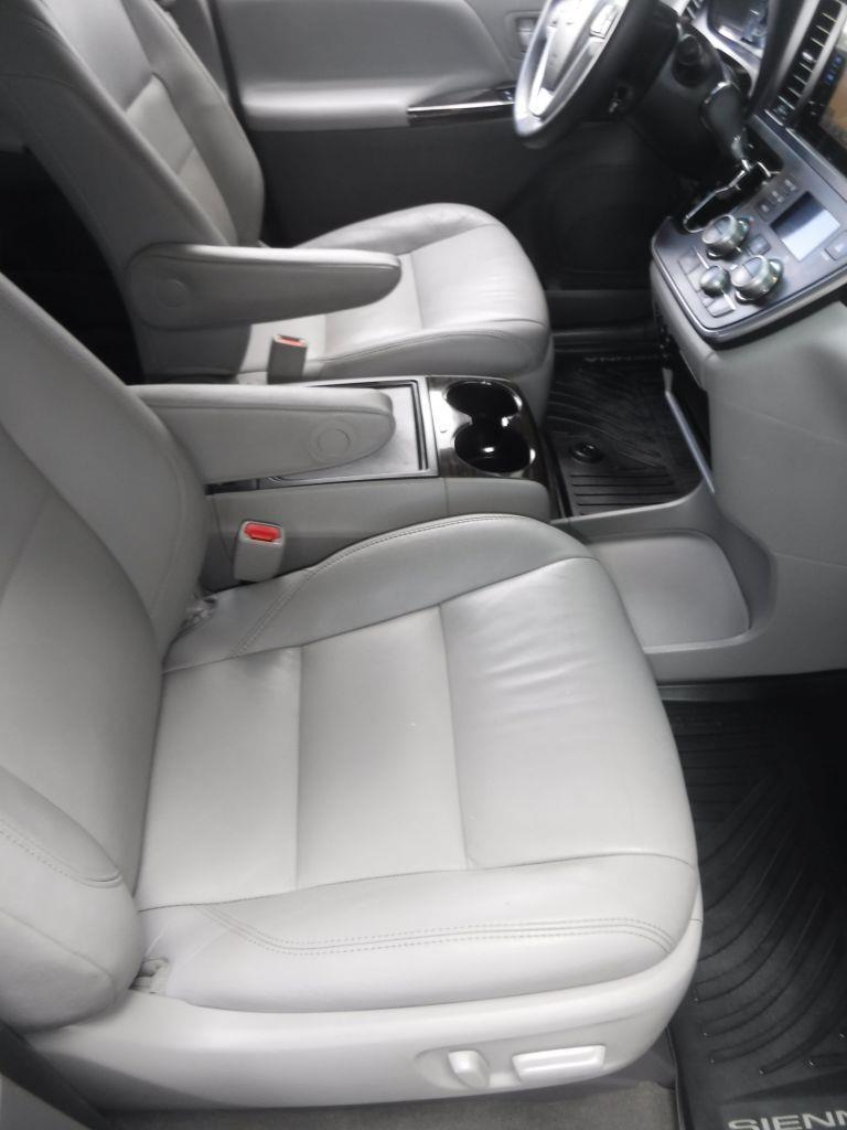 Toyota Sienna XLE 7-Passenger AWD 2017