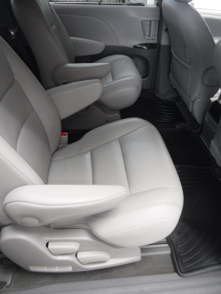 Toyota Sienna XLE 7-Passenger AWD 2017