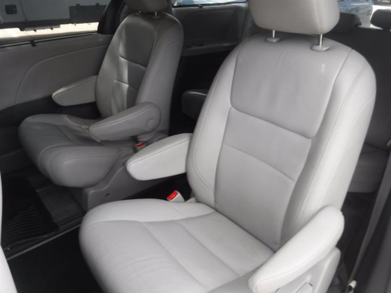 Toyota Sienna XLE 7-Passenger AWD 2017