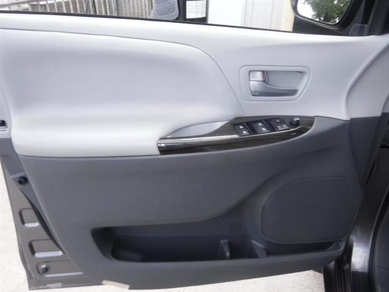 Toyota Sienna XLE 7-Passenger AWD 2017