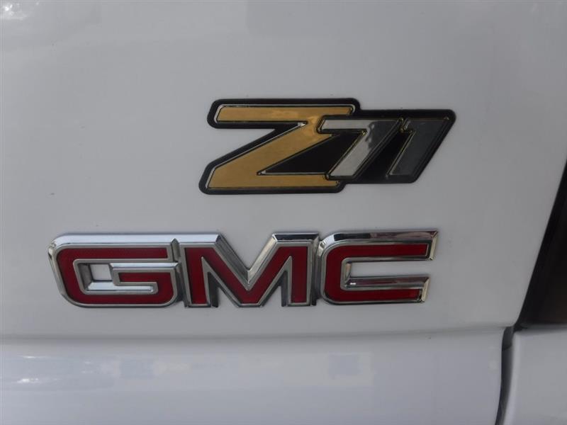 GMC Yukon SLT 4D SUV 4WD 2005