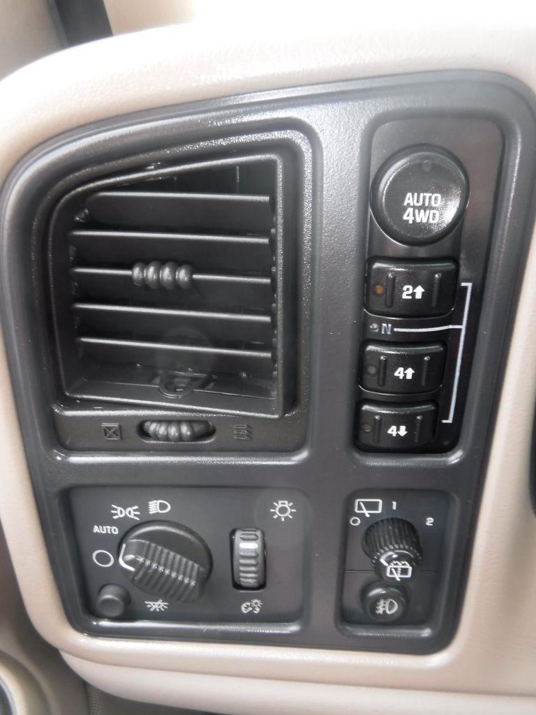 GMC Yukon SLT 4D SUV 4WD 2005