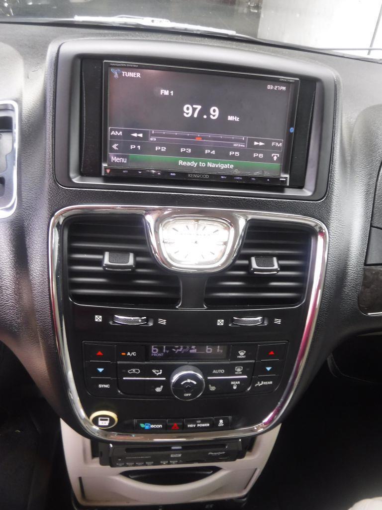 Chrysler Town & Country Touring-L 2011