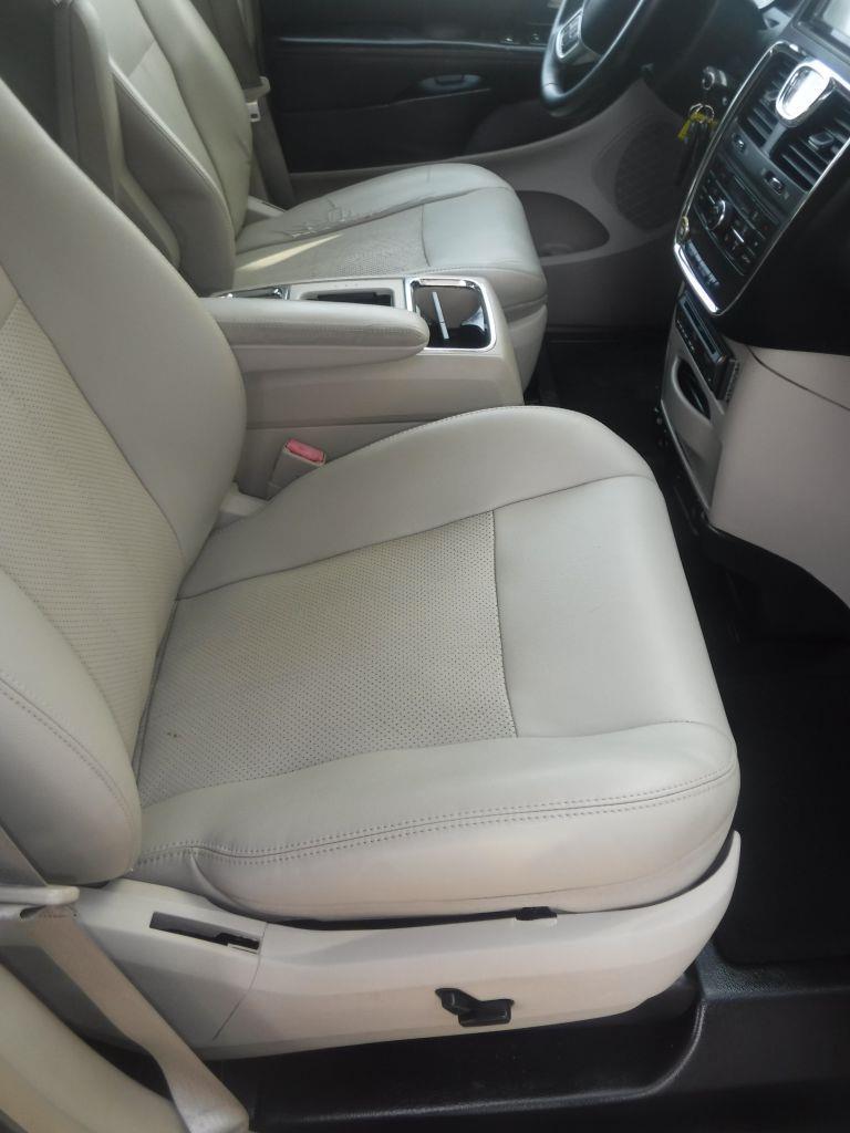 Chrysler Town & Country Touring-L 2011