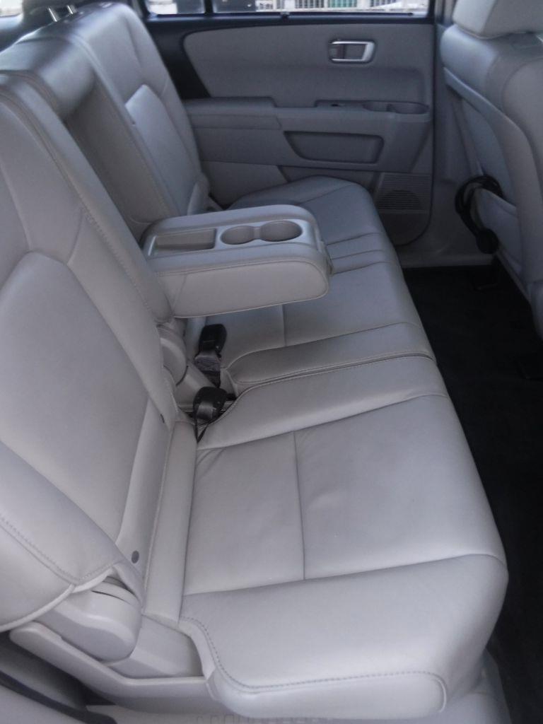 Honda Pilot Touring 2WD 5-Spd AT with DVD 2012