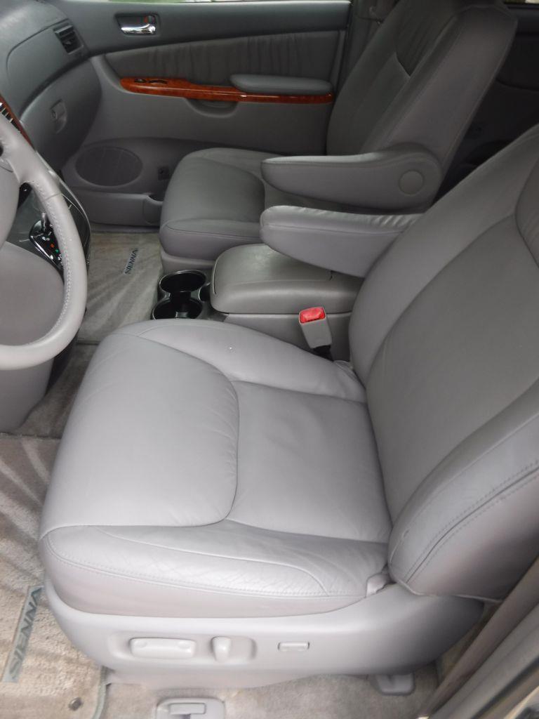 Toyota Sienna XLE FWD 2009