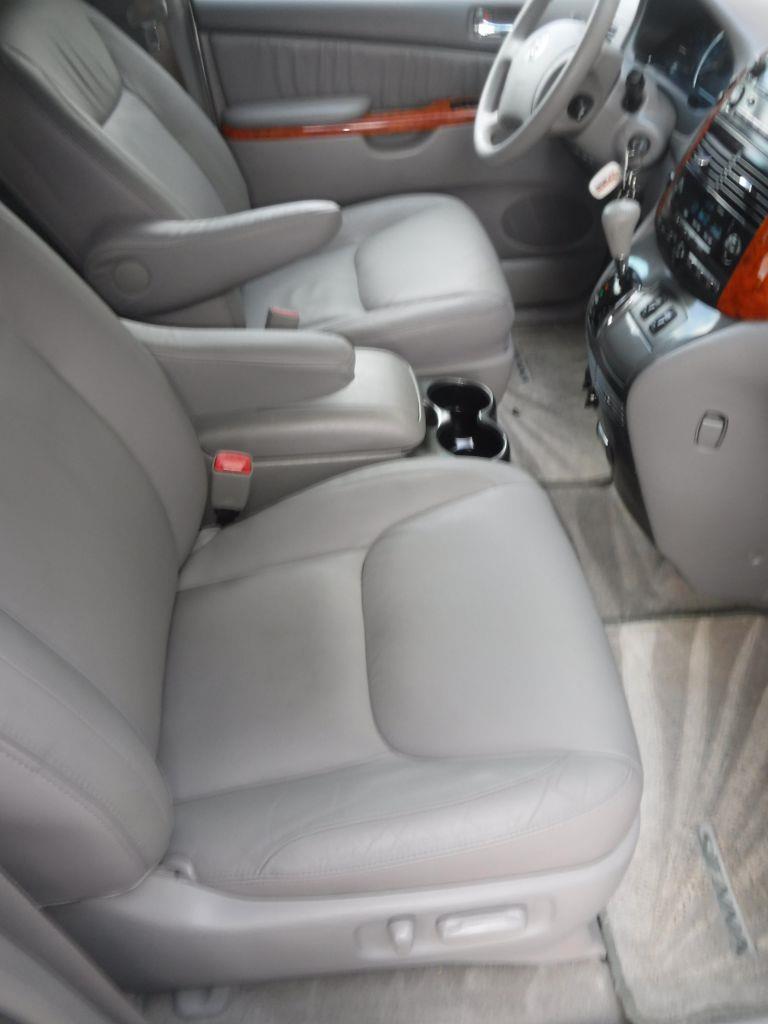 Toyota Sienna XLE FWD 2009