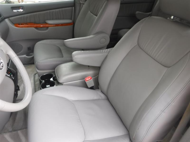 Toyota Sienna XLE FWD 2009