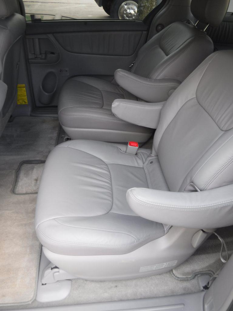 Toyota Sienna XLE FWD 2009
