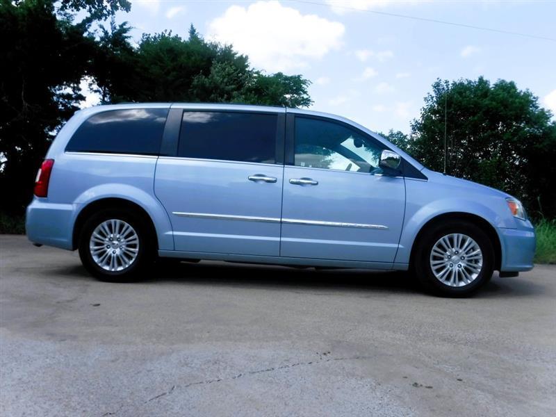 Chrysler Town & Country Touring-L 2012