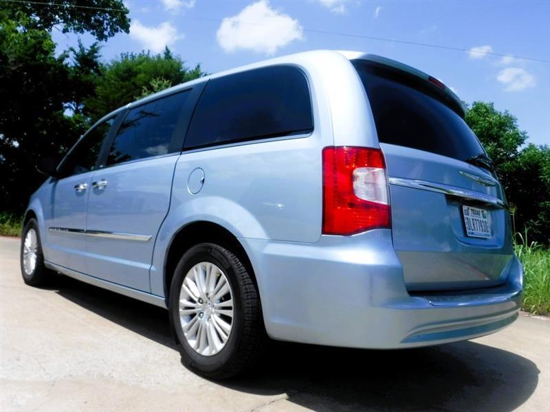 Chrysler Town & Country Touring-L 2012